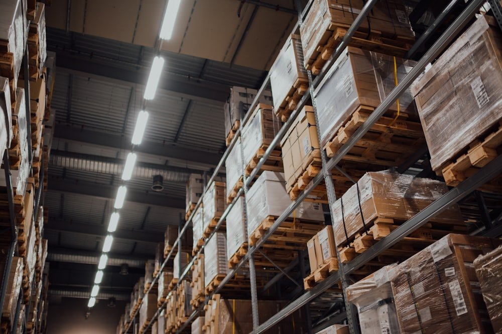 Estanterías del depósito de H&A Logística y Distribución en CABA