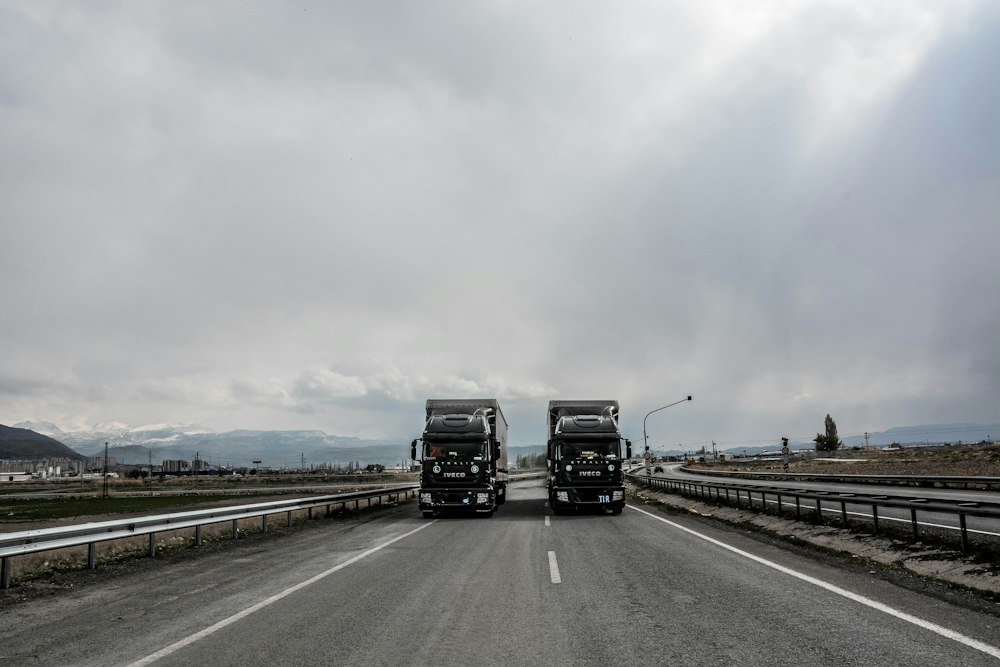 Camión semi Iveco de H&A en ruta para transporte expreso de mercadería