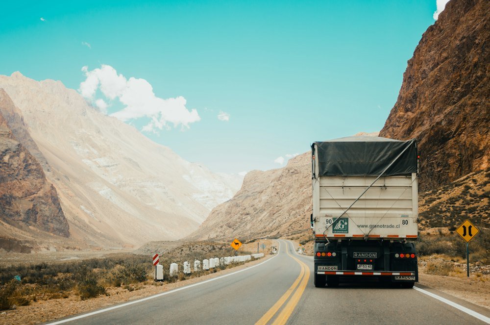 Camión de H&A en ruta hacia un destino operativo